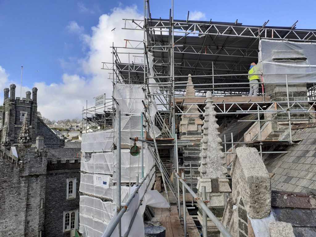 selector { animation: kenburns 20s ease-in-out infinite alternate; } @keyframes kenburns { 0% { background-size: 100%; background-position: center center; } 100% { background-size: 110%; background-position: center top; } }